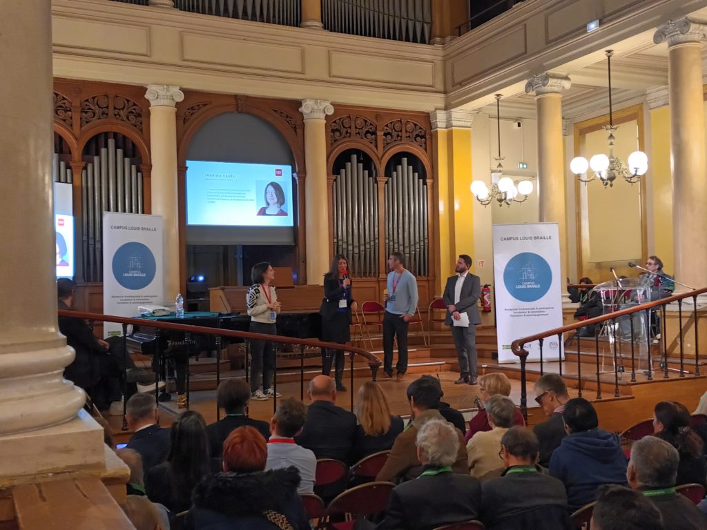 Photo des ingénieures chercheuses du CEA qui présentent le projet Ability lors de l'inauguration du Campus Louis Braille