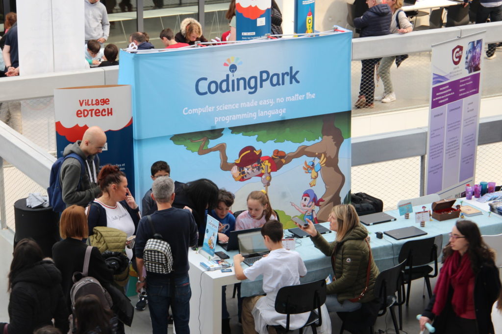 Photo d'un stand avec des enfants qui participent à l'événement Startup for kids 2024